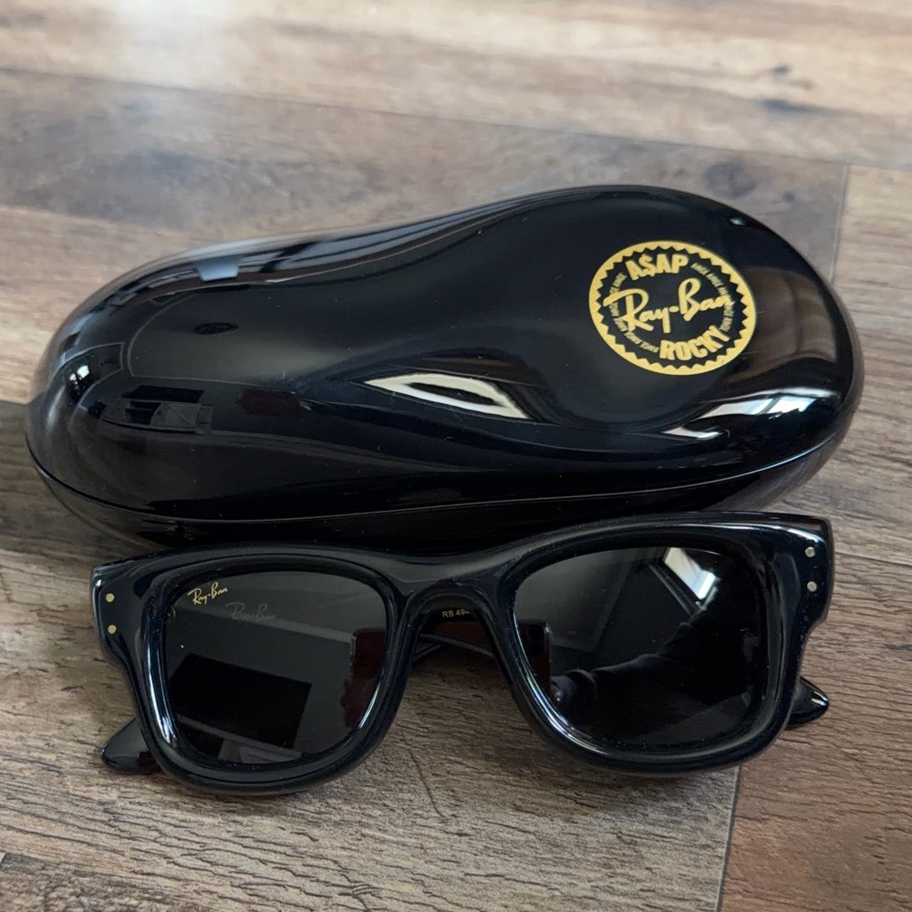 Ray-Ban Black Wayfarer Sunglasses with Grey Lenses.